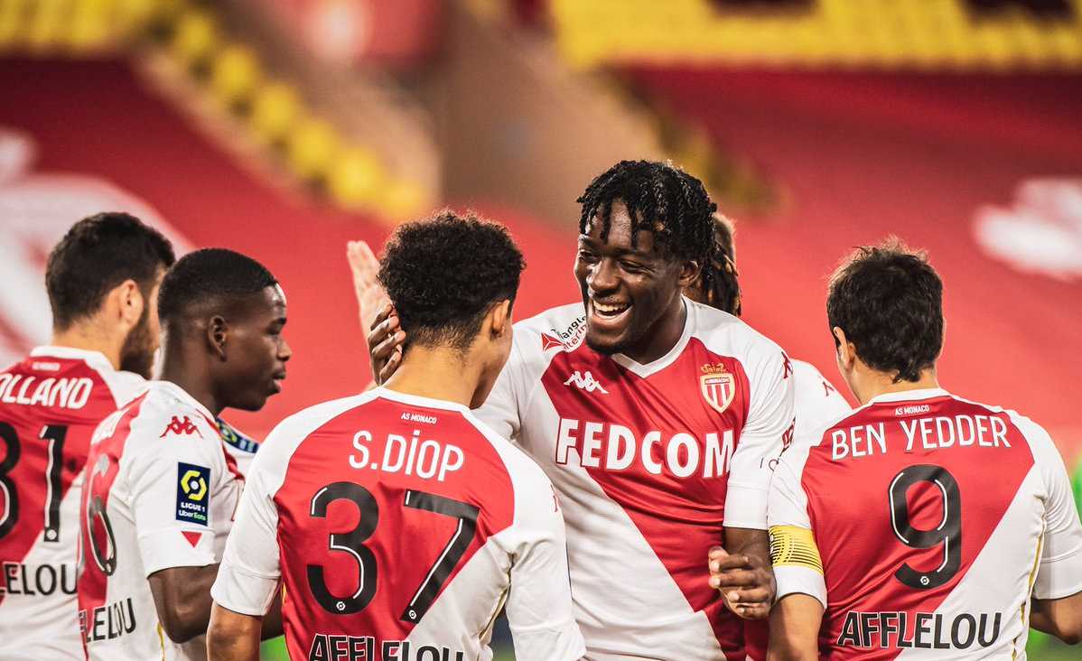 赛后里昂备战法国杯，远射贴柱细节曝光，质疑声仍在，身体对抗强度拉满